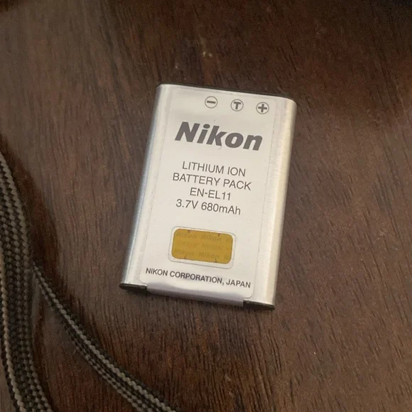 Nikon Coolpix Digital Camera with Charger - Picture 3 of 8